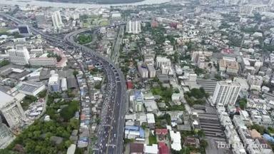 城市城市交通堵塞的鸟瞰图。从上往下看高。下午天轻拍。拥挤与城市生活理念.